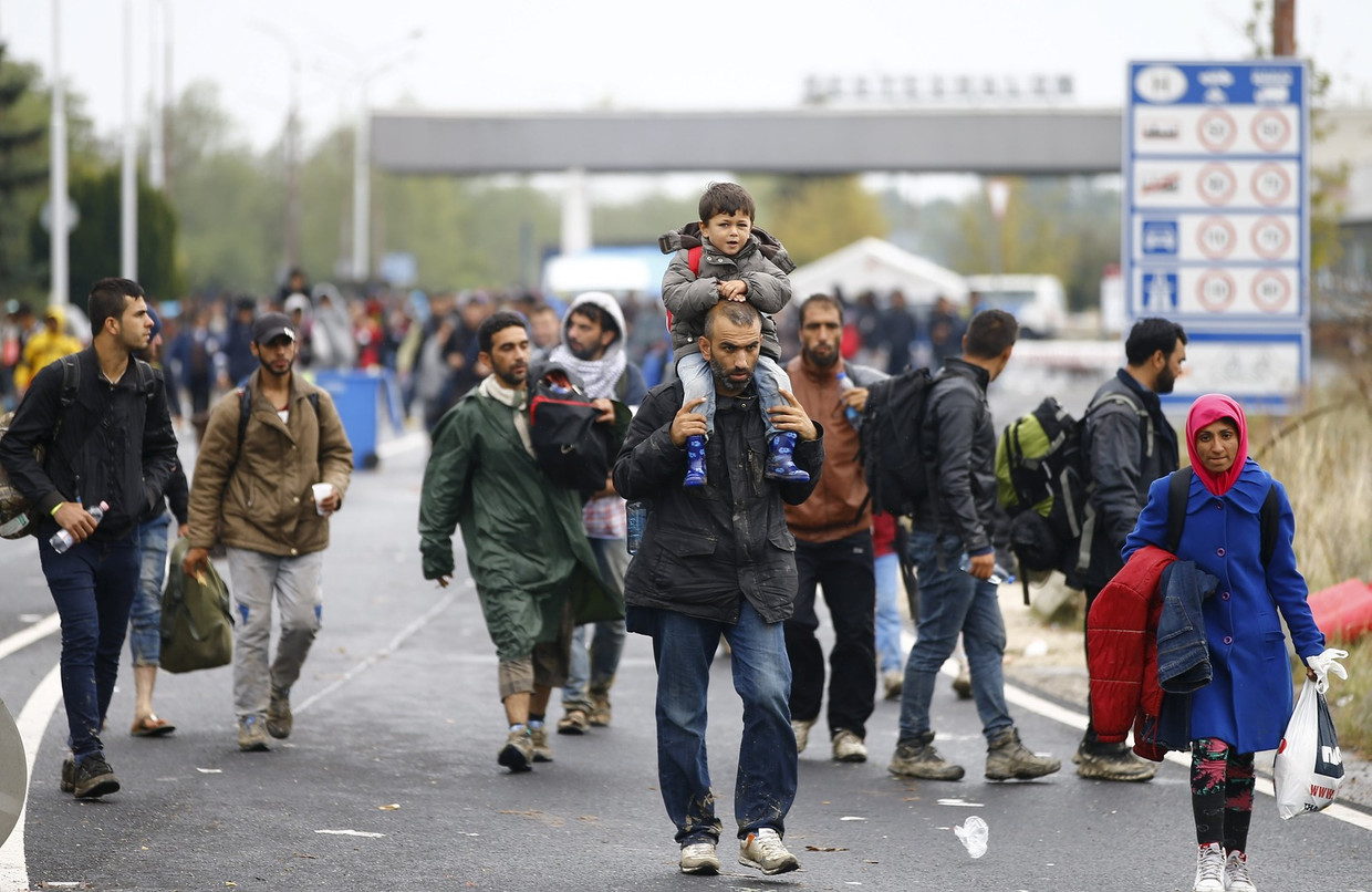 Vluchtelingen bij de Hongaarse grens. Beeld reuters