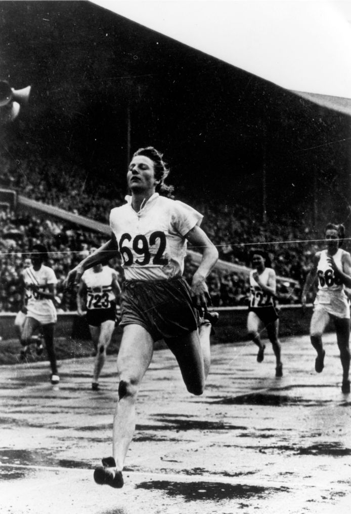 Fanny Blankers Koen wint de 200 meter op de Spelen van 1948 in London.