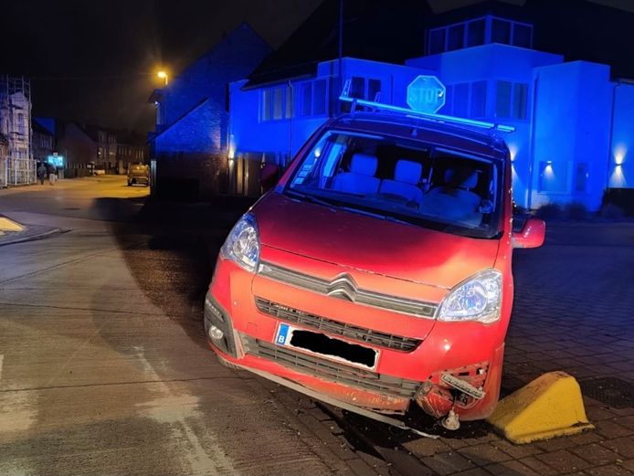 TISSELT - In de Jozef de Blockstraat schatte de chauffeur de bocht naar de Brielenbrug verkeerd in. De chauffeur, die uit de Breendonkstraat kwam, botste vervolgens op enkele betonnen blokken die naast de rijbaan stonden.