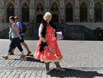 VAKANTIETIPS VOOR DE THUISBLIJVERS. Rode Oortjes-wandeling met stadsgids Lucie ‘The Queen’ Mertens: “Een man die ontrouw is, is ook een hoer”