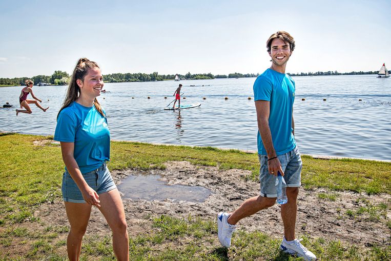  De truc is om er niet bij te lopen als een toezichthouder: ‘Een beetje alsof je zelf een dagje weg bent, maar dan met dit anderhalvemeterhost-shirt aan.’ Beeld Guus Dubbelman / de Volkskrant