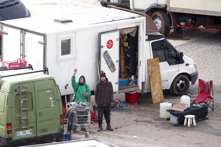 Deelnemers aan de illegale rave in Barcelona. Beeld EPA