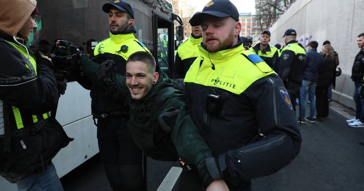 Honderden klimaatactivisten opgepakt voor blokkeren A12 in Den Haag