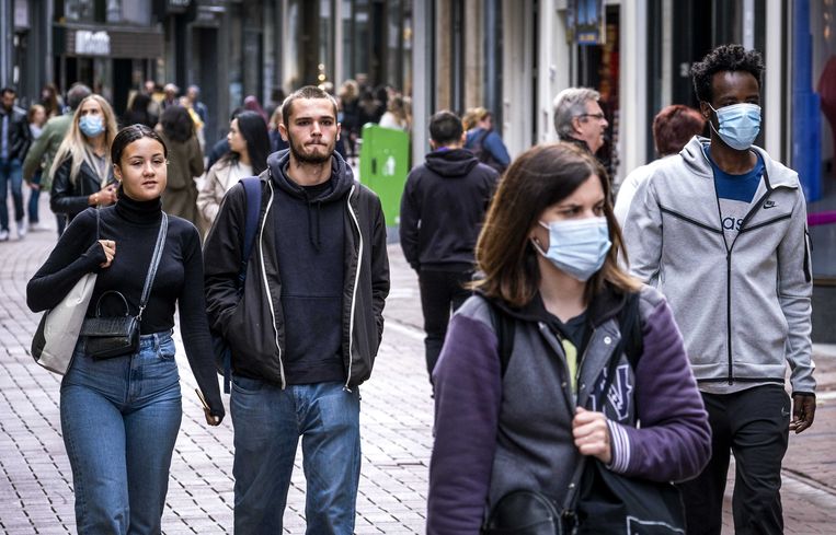 In de Amsterdamse Kalverstraat geldt geen mondkapjesplicht meer. Beeld ANP