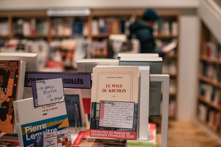 'De Kremlinfluisteraar' van Giuliano da Empoli, uitgestald in een boekhandel in Parijs. Beeld NYT