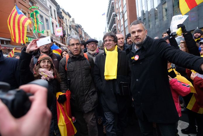 Ook Carles Puigdemont loopt met de betogers mee.