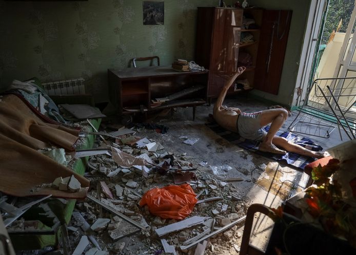 De 66-jarige Volodymyr ligt gewond in zijn flat in Kramatorsk na een Russische aanval op het gebouw.