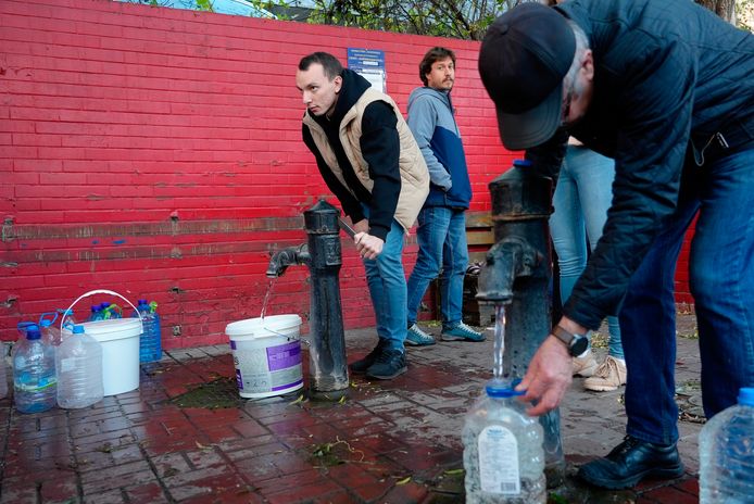 Mensen kwamen water pompen, omdat 80 procent van de inwoners van Kiev geen water meer hadden na de Russische aanvallen.