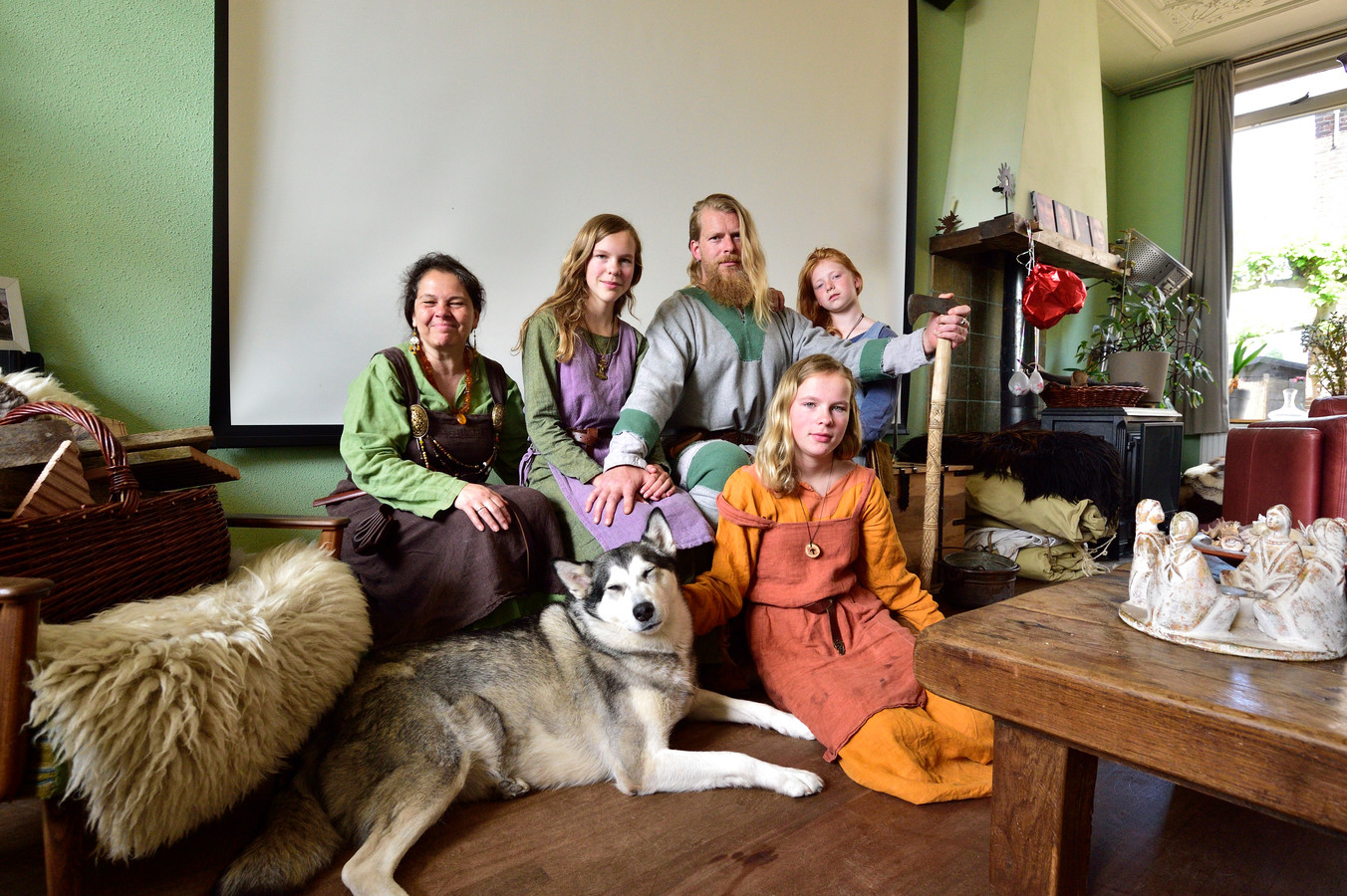 Deze familie leeft in Vikingstijl (zelfs de hond huilt als een wolf) Foto AD.nl