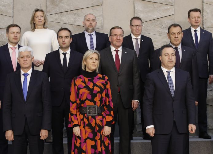 De ministers van Defensie uit verschillende Europese landen poseren voor een groepsfoto.