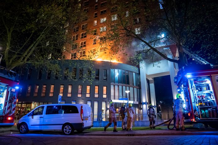 De brand woedde op het dak van een bijgebouw van het hotel- en wooncomplex.