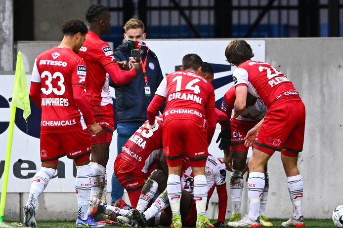 Felicitaties van de ploegmaats voor Jean-Luc Dompé na diens eerste competitietreffer van het seizoen.