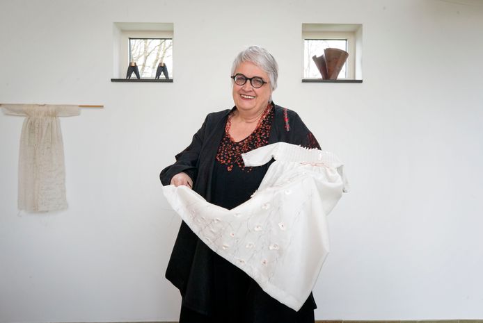 Cathrien de Jong heeft haar leven lang textiel en andere bijzondere werken ontworpen. Voor de tentoonstelling Vorm aan de Vecht in Maarssen in Buitenplaats Doornburgh (ontworpen door haar vader) heeft ze een doopjurkje gemaakt.