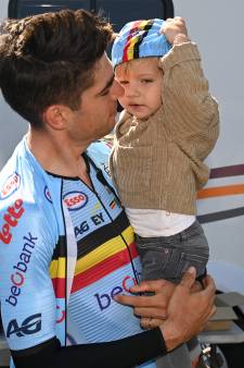 Vertederende beelden: Wout van Aert hangt medaille om nek van huilend zoontje