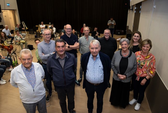 Drie platina muzikanten bij Juliana in Someren-Eind, vooraan vlnr. Jan Gahler (Heinzoon), Johan Wijnen en Jan Gahler (Janzoon), omringd met 'jonkies', andere jubilarissen die korter lid zijn.