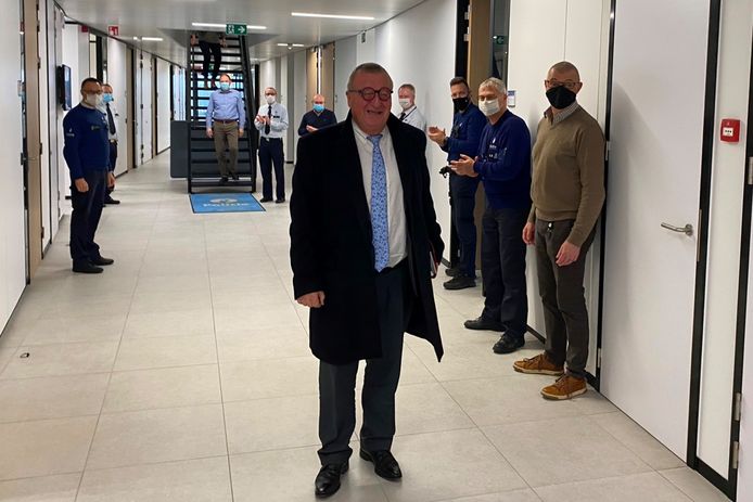 Burgemeester Roland Uyttendaele (CD&V) werd in stijl uitgewuifd na zijn allerlaatste politiecollege bij de politiezone Erpe-Mere/Lede.