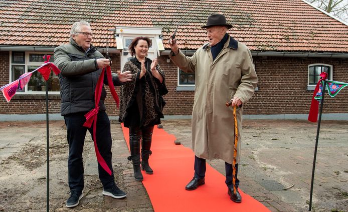 Opening van de Nije Hoeve. Wolter Lemstra en onbezoldigd bouwbegeleider Gerrit Tempert (links) knippen het lintje door onder toeziend oog van directeur en oprichter Debby Nijenhuis.