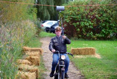 Ringsteken op de brommer: ‘We zijn allemaal weer even 16 als we bij de brommers staan te kijken’