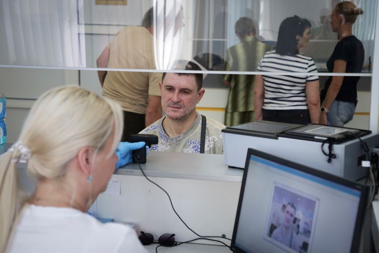 Een inwoner van Donetsk laat een Russische paspoort maken op het kantoor van de migratiedienst in Donetsk. Beeld AP