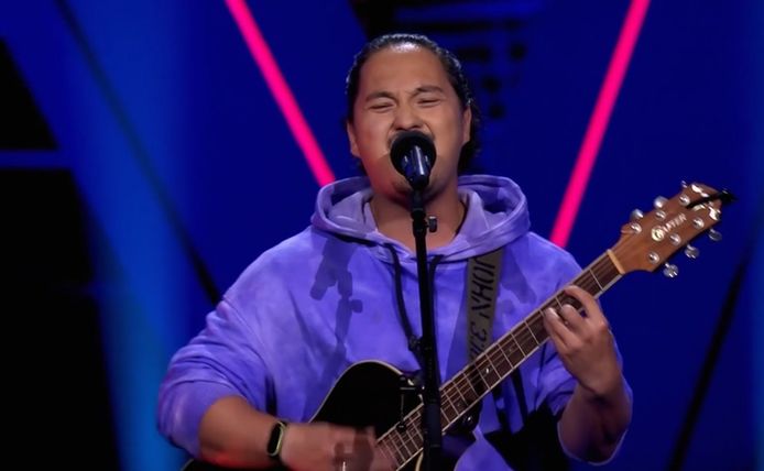 Davd Dam uit Zwolle schittert bij The Voice: vier coaches draaien voor hem.