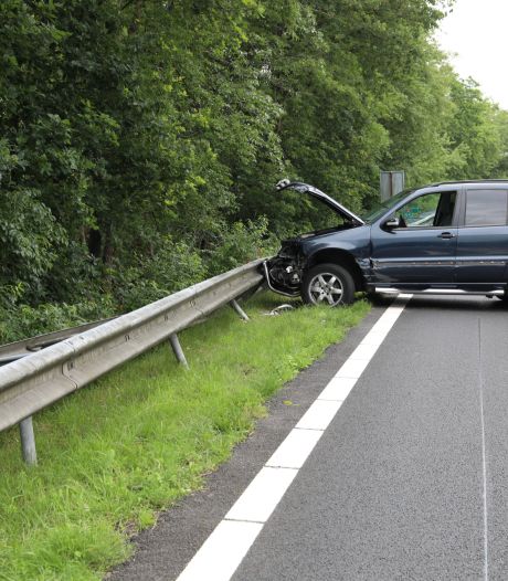 Automobilist rijdt hard en gevaarlijk, belandt daarna tegen vangrail op A1 bij Stroe