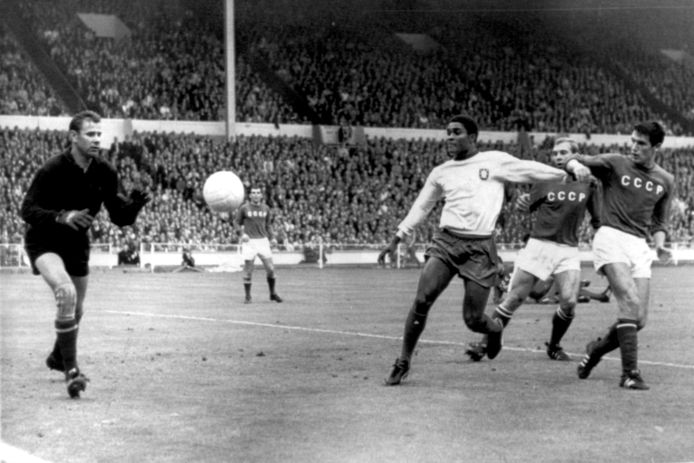 De Portugees Eusebio (midden) stuit op de wereldberoemde keeper Lev Yashin. Wembley stadion Londen 28 juli 1966.