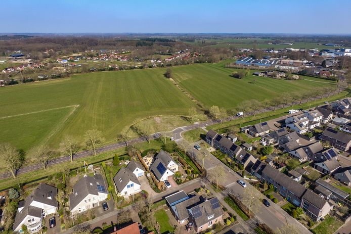Op dit stuk grond komt de Molenwijk in Heino. Op de voorgrond de Molenweg, die in de toekomst de nieuw wijk met het dorp zal verbinden.