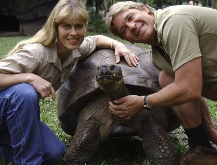 Met deze Terri Irwin, hier met haar betreurde echtgenoot Steve Irwin, zou Russell stiekem een relatie hebben.