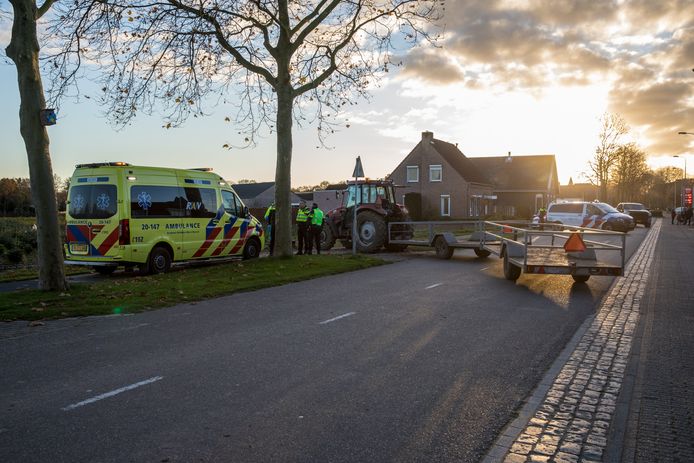 Een fietsster is maandagmiddag door een tractor aangereden op de Plantagebaan in Wouwse Plantage.