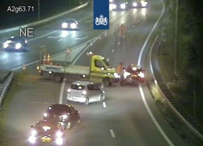 Automobilisten die woensdagavond de rode kruizen bij de Galecopperbrug bij Utrecht negeerden, zijn door aannemer Ralph Hendriksen klemgereden.