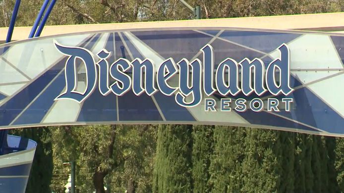 Depuis mardi, le parc Disneyland, en Californie, a suspendu la plupart de ses mesures liées au coronavirus.