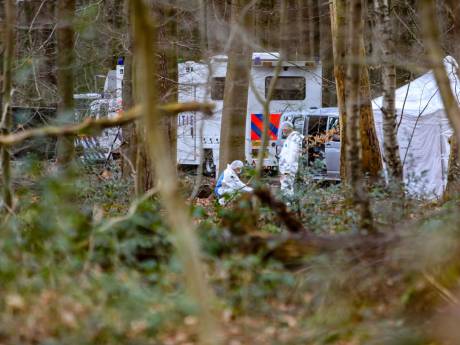 Drone, speurhond en mobiel bureau; politie breidt onderzoek uit na vondst dode vrouw bij Apeldoorn