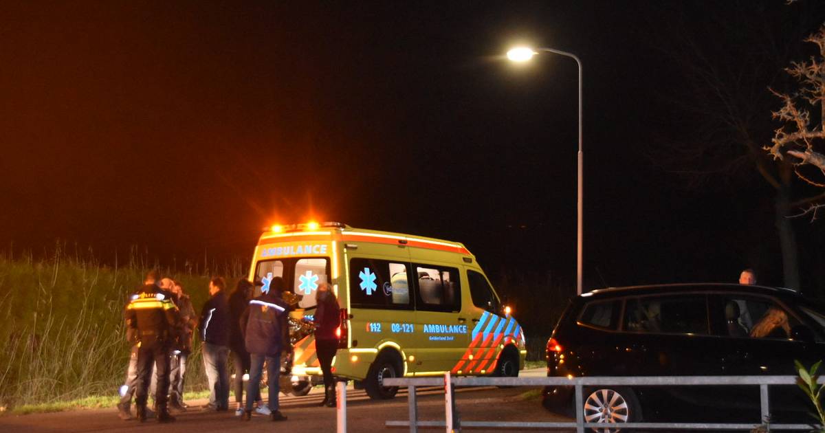 Vrouw aangereden en komt terecht in sloot in Hurwenen.