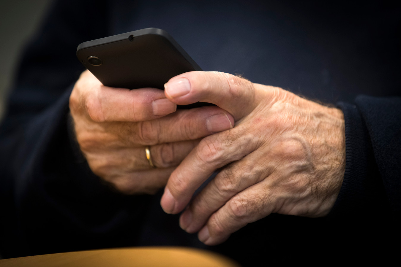 Als senioren al een smartphone hebben, zijn ze niet altijd in staat er nieuwe apps op te zetten.