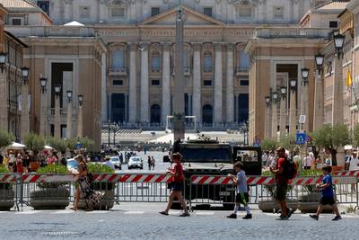 Auto rijdt door checkpoint politie in Vaticaanstad: terreuralarm even afgekondigd