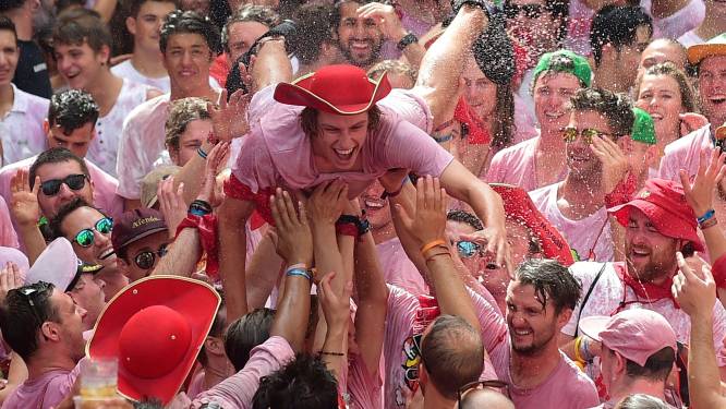 15.000 mensen bij start stierenrennen in Pamplona