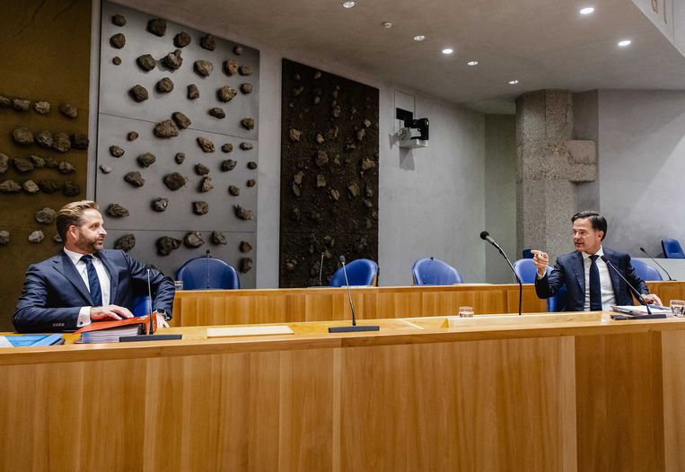 Minister Hugo de Jonge (Volksgezondheid) en premier Mark Rutte in de Tweede Kamer tijdens een debat over de nieuwe coronaregels die het kabinet wil invoeren. Beeld ANP