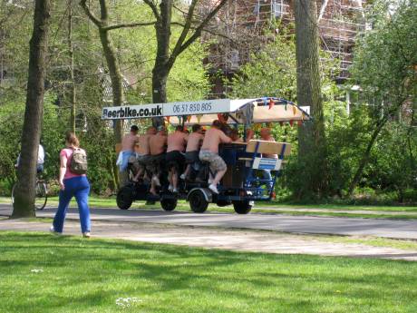 19-jarige overreden door bierfiets in Suderwick