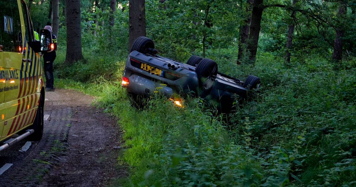Auto belandt op de kop in de berm in #Halsteren.