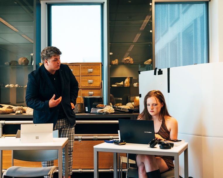 Quinten en Lieve volgen de opleiding tot leraar maatschappijleer aan de Hogeschool van Amsterdam. Beeld Rebecca Fertinel