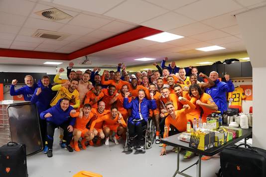 Louis van Gaal festeggia il raggiungimento della Coppa del Mondo con i giocatori degli Orange.
