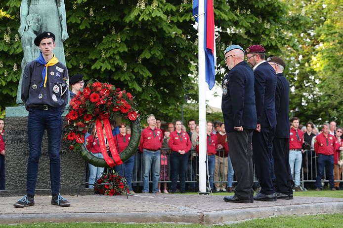 Kranslegging Buiten de Waterpoort op 4 mei 2023.