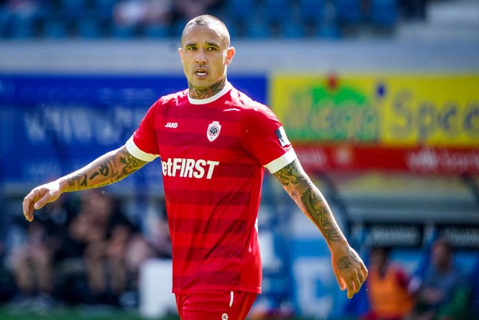 Nainggolan mengenakan seragam klub terakhirnya di Belgia, Antwerp FC.