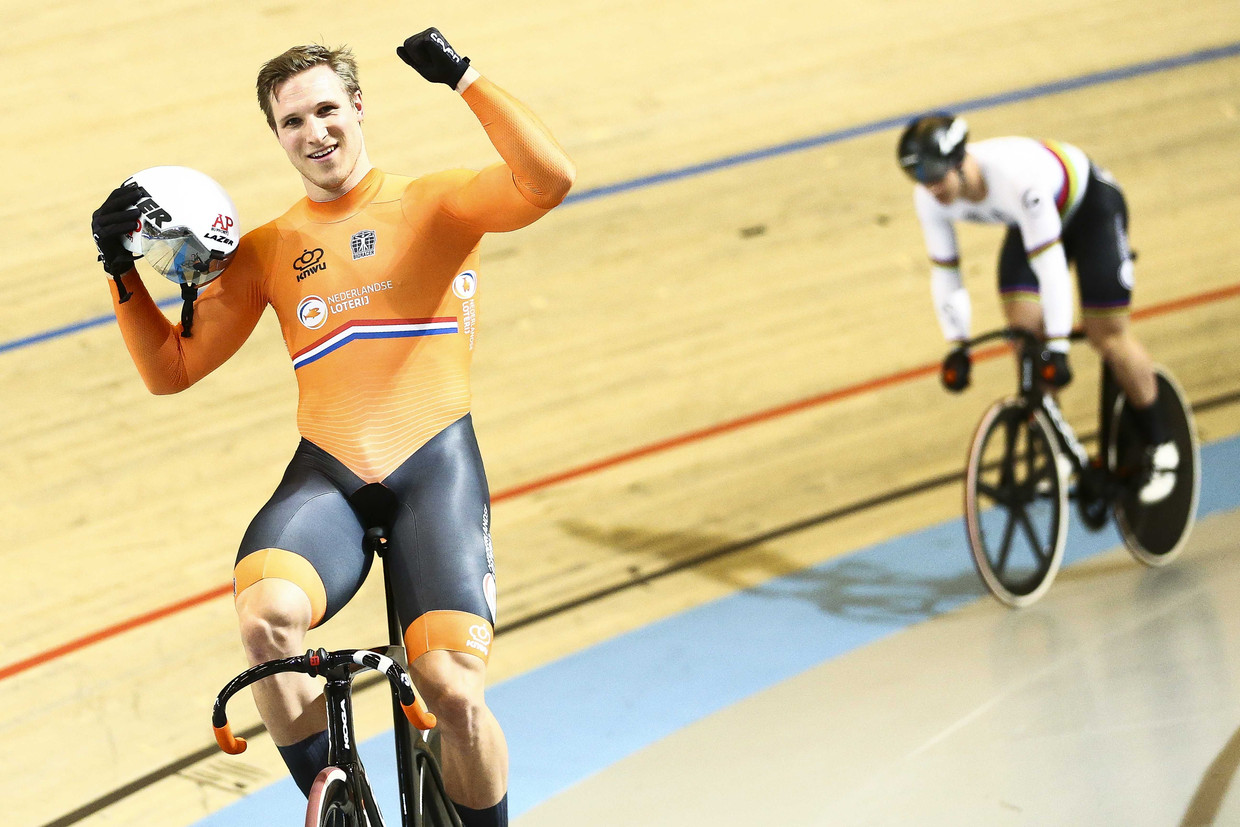 Jeffrey Hoogland juicht, achter hem baalt Harrie Lavreysen. Beeld ANP