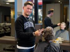 Jesse (20) knipt minister en Kamerleden voor Prinsjesdag: ‘Het haar van Mark Rutte zou wel iets ruiger mogen’
