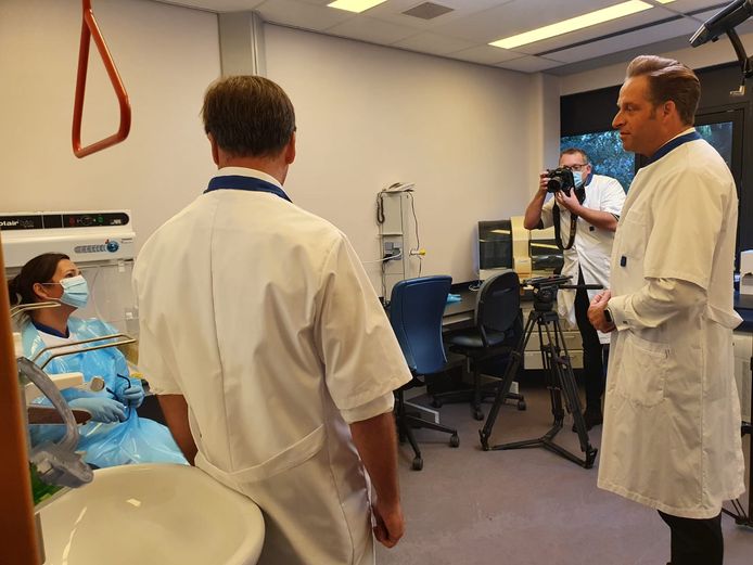 Hugo de Jonge krijgt in het Amphia Ziekenhuis uitleg over de nieuwe corona-sneltest
