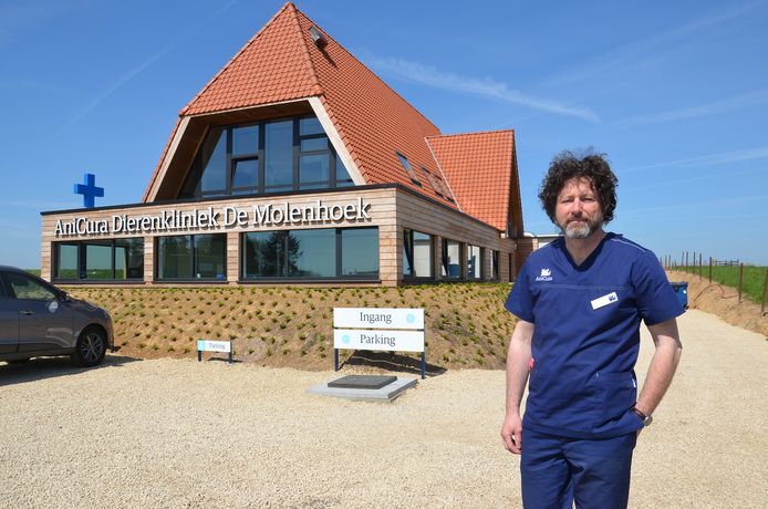Philippe Van Vooren, dierenarts bij AniCura Dierenkliniek De Molenhoek, aan de nieuwbouw op de Brakelsesteenweg in Ninove.