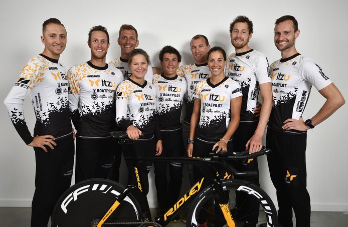 Coach Luc Van Lierde (4de van rechts) en Koen Janssen (3de van links) presenteerde het Itzu Tri Team voor 2018.