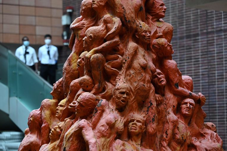 Een detail van het standbeeld dat het jarenlang stond in Hongkong: het stelt de lichamen van de slachtoffers voor, in verwrongen houdingen op elkaar gestapeld. Beeld AFP
