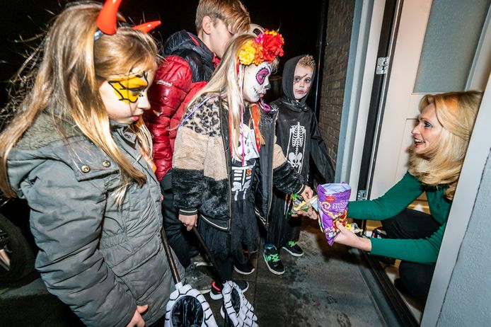 Kinderen s=trekken door de straten van Berghem en bellen aan voor wat lekkers. Ook Claudia van den Akker heeft snoepjes voor de kinderen. ©THOMAS SEGERS / Van Assendelft